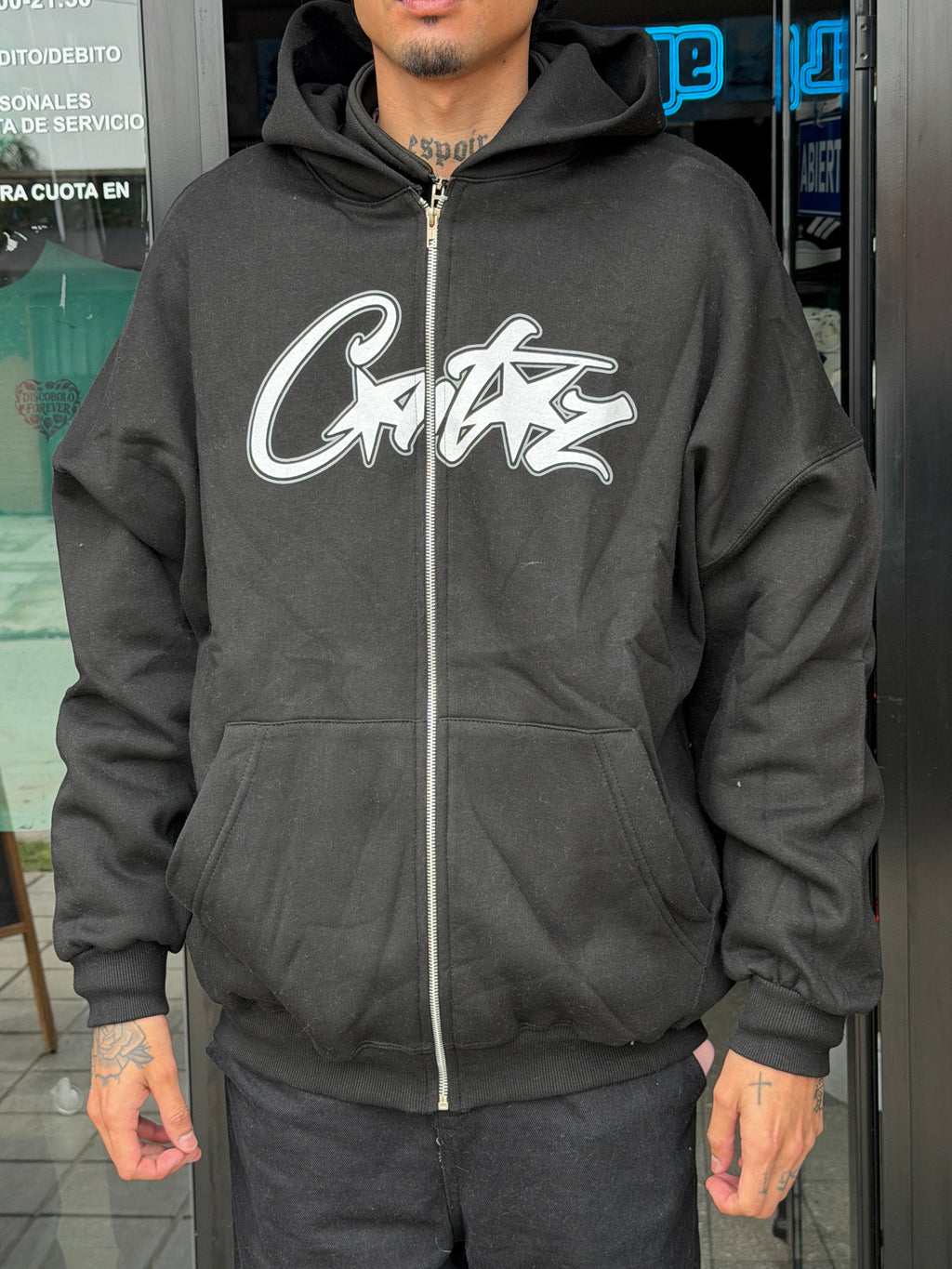 Campera Cortez Garage — Vista frontal, algodón peinado negro con capucha